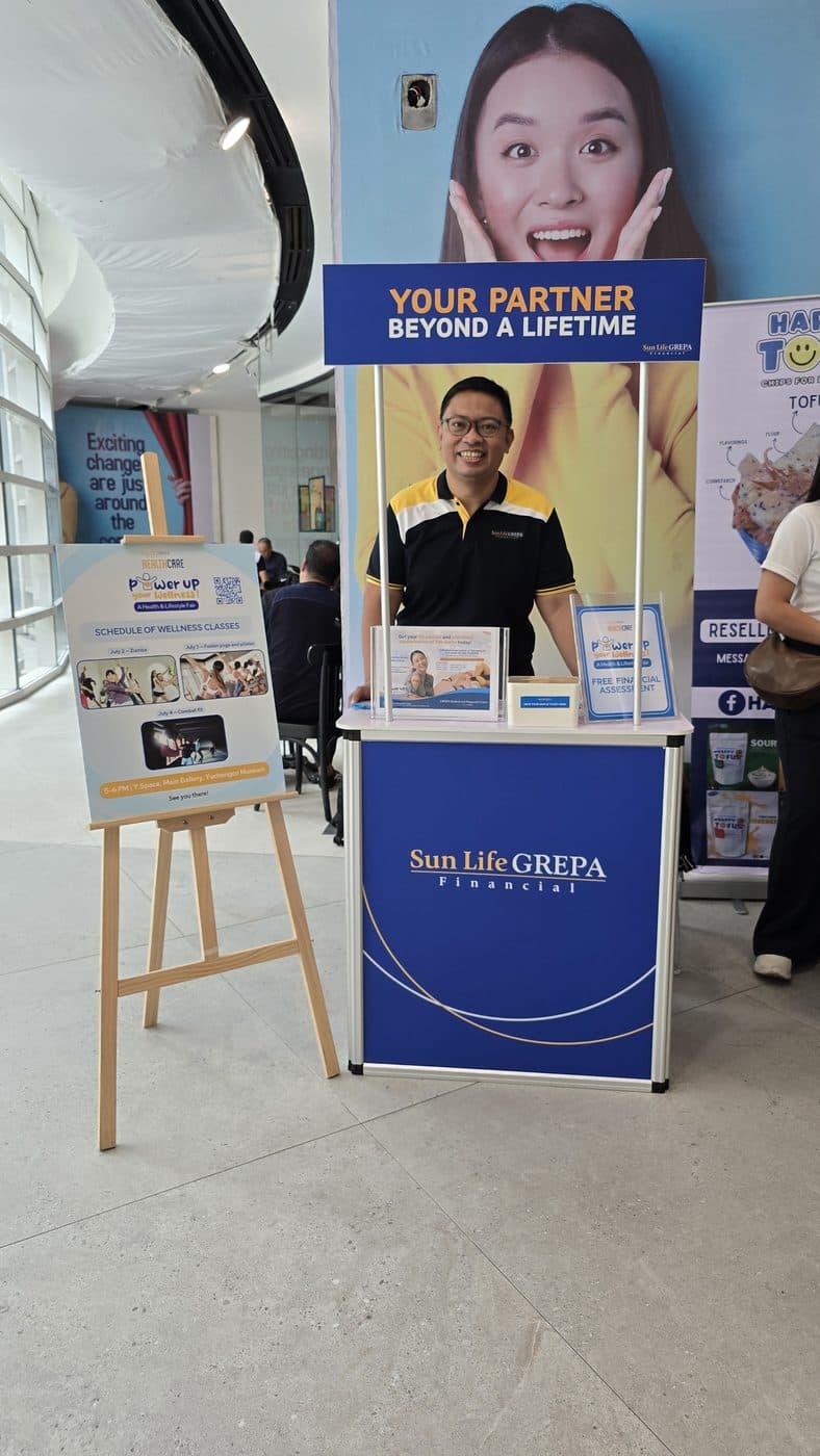 Kuya Aries at his Sun Life Grepa desk, set up to meet a client
