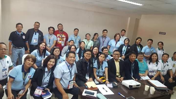 A full room of attendees at one of Kuya Aries financial wellness seminars